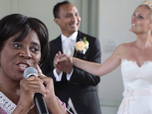 Bruidspaar danste op live muziek tijdens hun huwelijksceremonie in Museum Schokland.