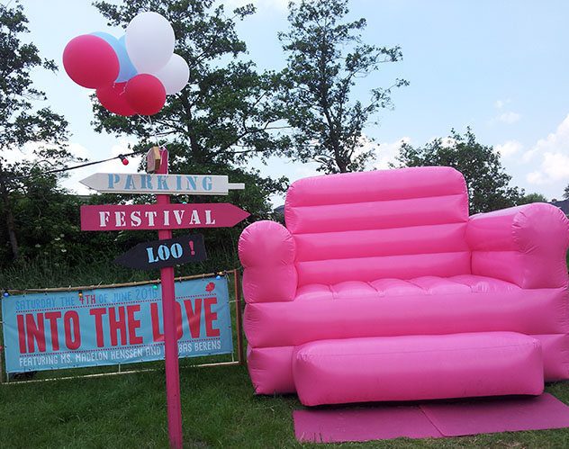 Thuis trouwen grote roze luxe opblaasstoel met ballonen