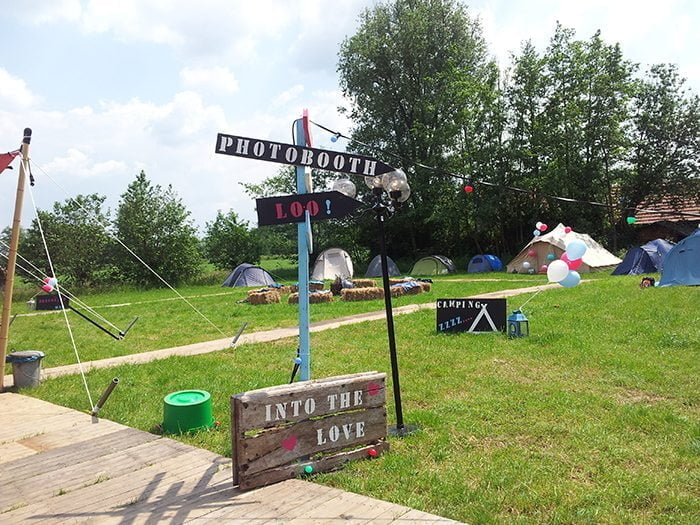 Thuis trouwen camping met tents en strobalen