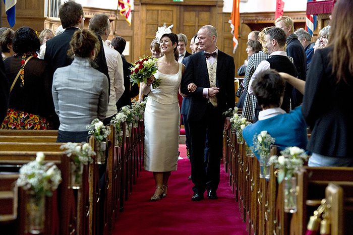 het bruidspaar verlaat als eerste de kerk na de ceremonie.