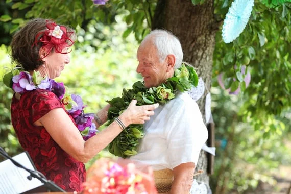Snow van Putten's wedding featured an older bride and groom embracing and kissing while exchanging leis instead of wedding rings.