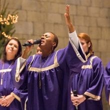 gospel zangeres gekleed in paarse gospeljurken
