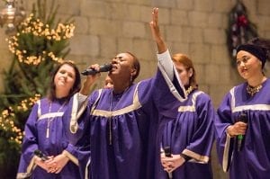 gospel zangeres gekleed in paarse gospeljurken