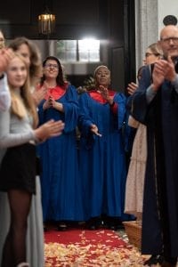 Amsterdam Choir grachtengordel gospelkoor two singers clapping, standing infront of wedding location