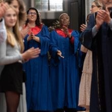 Amsterdam Choir grachtengordel gospelkoor two singers clapping, standing infront of wedding location