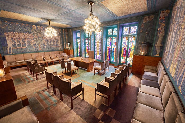 Unieke trouwlocaties historic marriage chamber with colourful stained glass windows at the sofitel legend the grand amsterdam