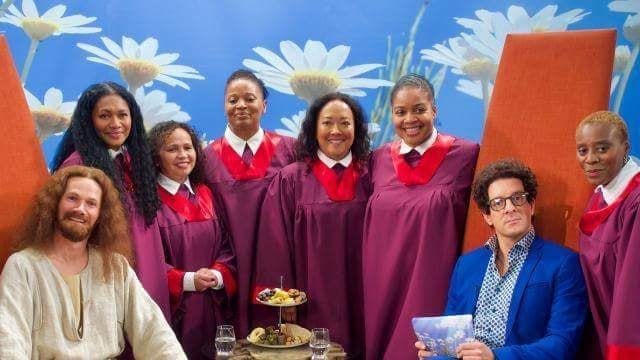 gospelkoor boeken huren choir met paars togas en presentator met donkere blauw jas