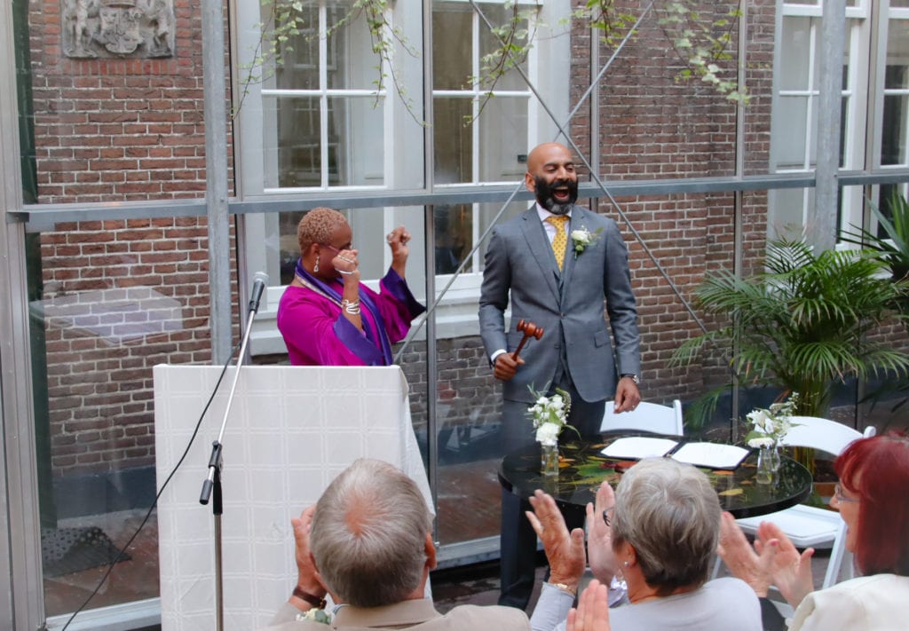 Tijdens het huwelijk in Dignita Hoftuin Amsterdam hebben de officiant, de bruidegom en de gasten een traan weggepinkt.