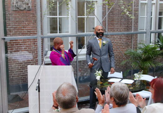 Non-religious wedding officiant script • deliver a wedding speech - short and sweet ceremony by a bright and cheerful wedding officiant with groom in grey suit and yellow tie at Dignita Hoftuin Amsterdam 