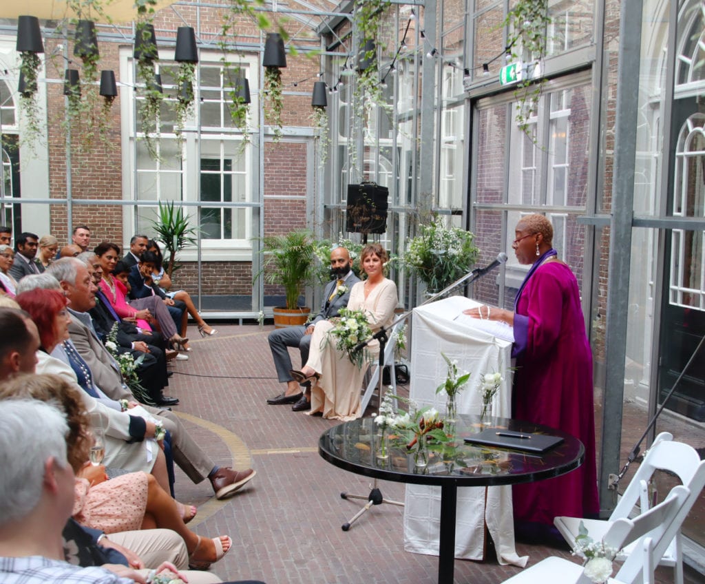 Greenhouse Weddings celebrant presiding over interracial couples ceremony Dignita Hoftuin Amsterdam