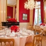 Minimony weddings amsterdam beautifully decorated tables with satin cloths, red roses and gold chairs