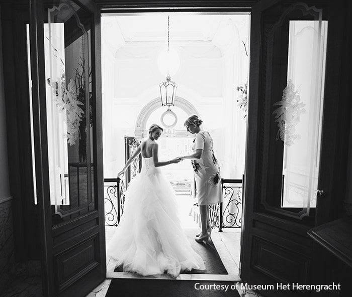 Geregistreerd partnerschap liefelijke bruid krijgt het signaal van een ceremoniesmeester om opkomen.