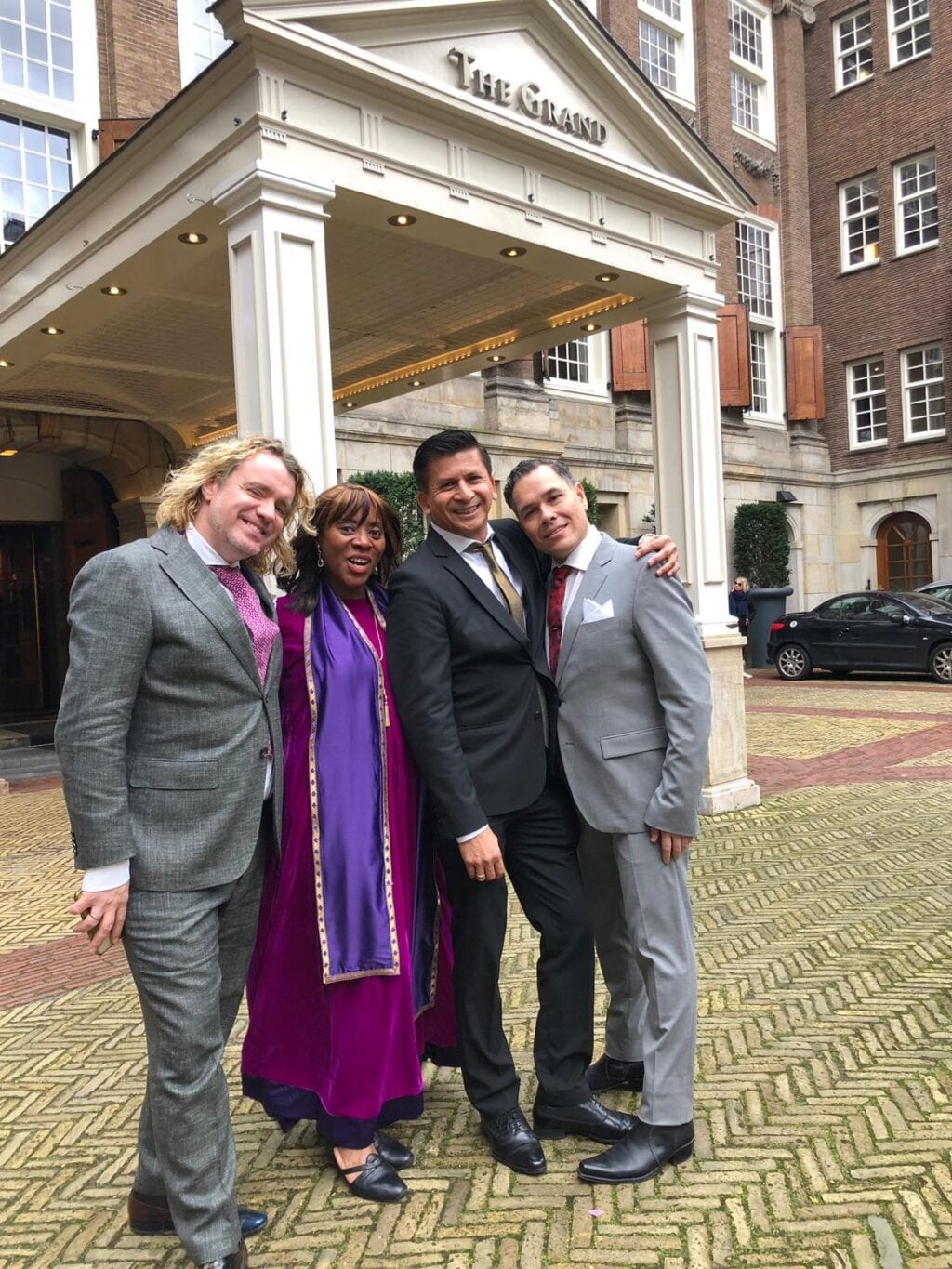 Originele trouwbeloftes woman in purple robe with gay couple dressed in grey wedding suits