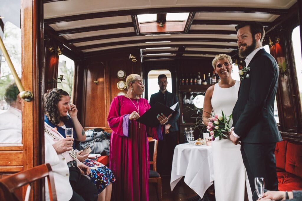 reality shows de boda hermana llorando lágrimas felices en la boda de sus hermanas en una bota de canal en Ámsterdam