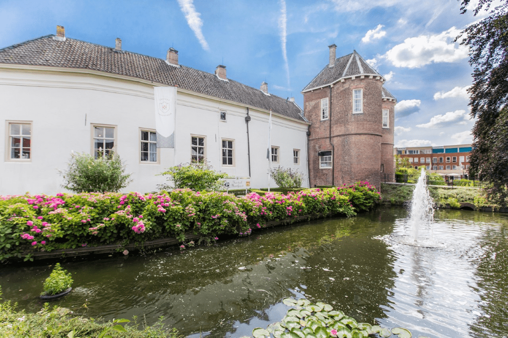 Dutch castle wedding venues surronded by a water fountain