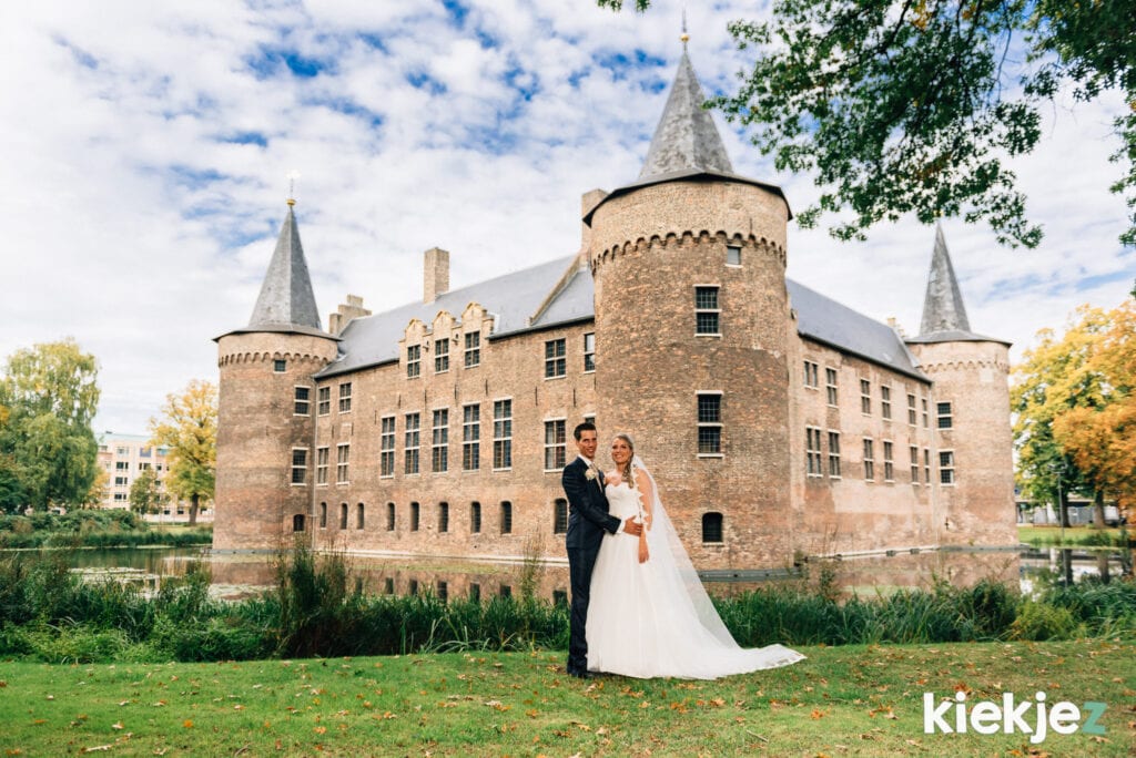 Bruidspaar viert een schitterende bruiloft in Kasteel Helmond.