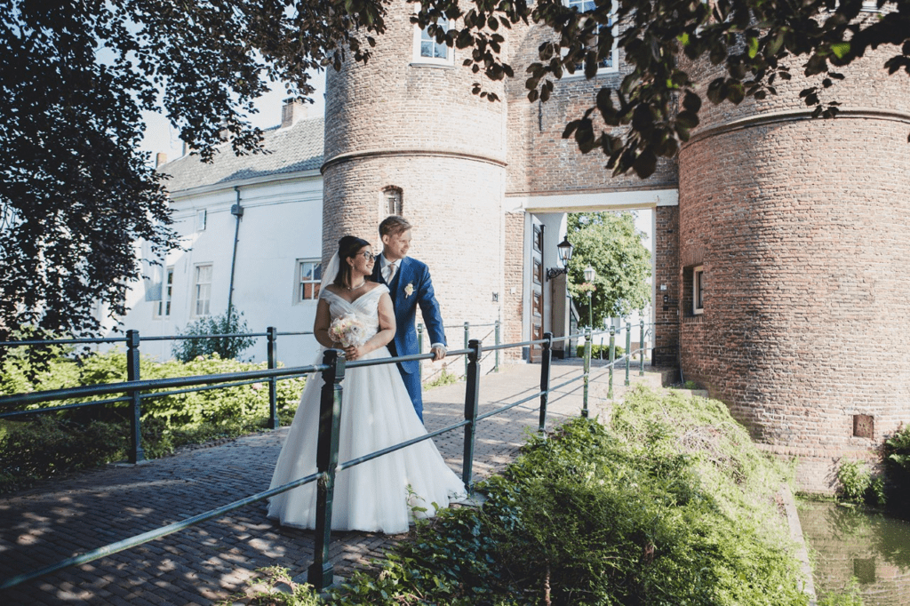 Trouwen met een ongelovige Bruidspaar staat achter de poorten van het kasteel