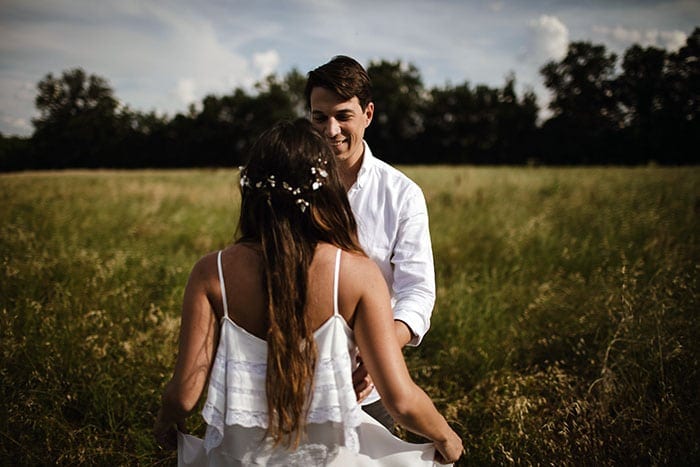 Bruid en bruidgom anders trouwen en een traan wegpinken tijdens de liefde vieren.