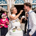 Trouwen in een orangerie echtpaar op het bordes met een bruidstaart