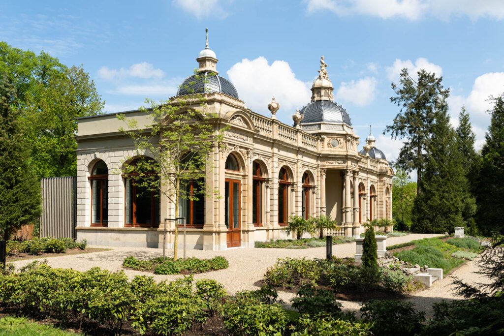 Trouwen in een orangerie het bordes omringd door een park