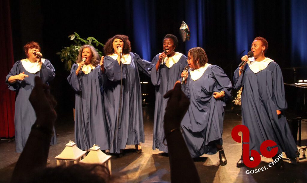 alternatieve bruiloft muziek ceremonie gospelkoor met koningsblauwe togas en rode sjaals wesopa.nl