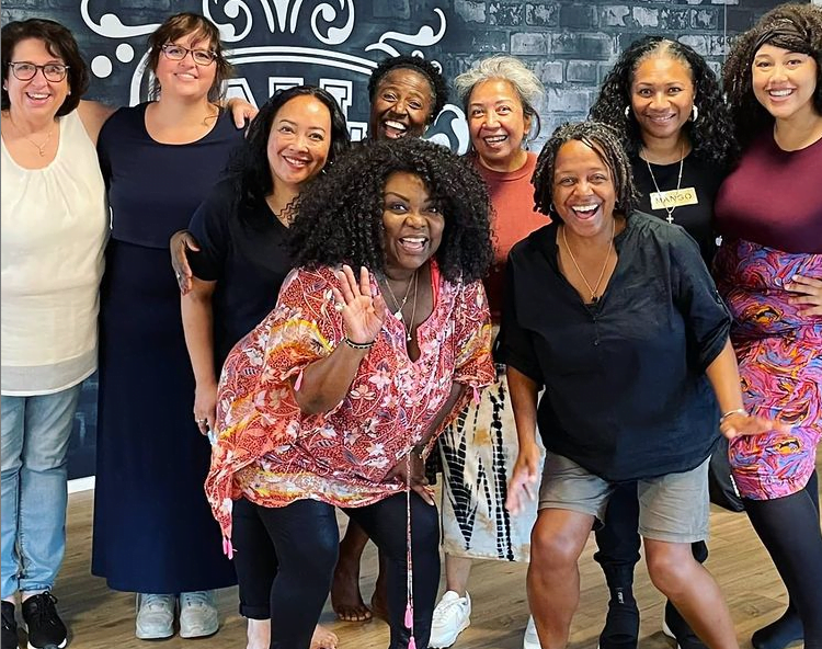 gospel workshop met donkere amerikaanse zangeres Michelle David met blanke en zwarte zangeressen