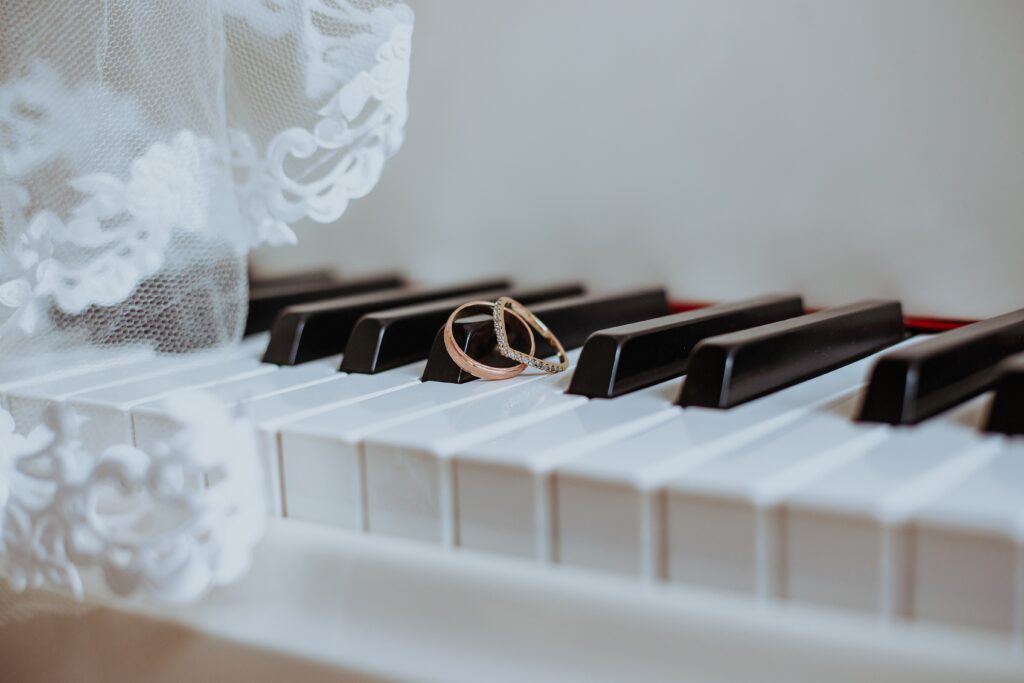 Ceremonieel huwelijk trouwringen op een piano