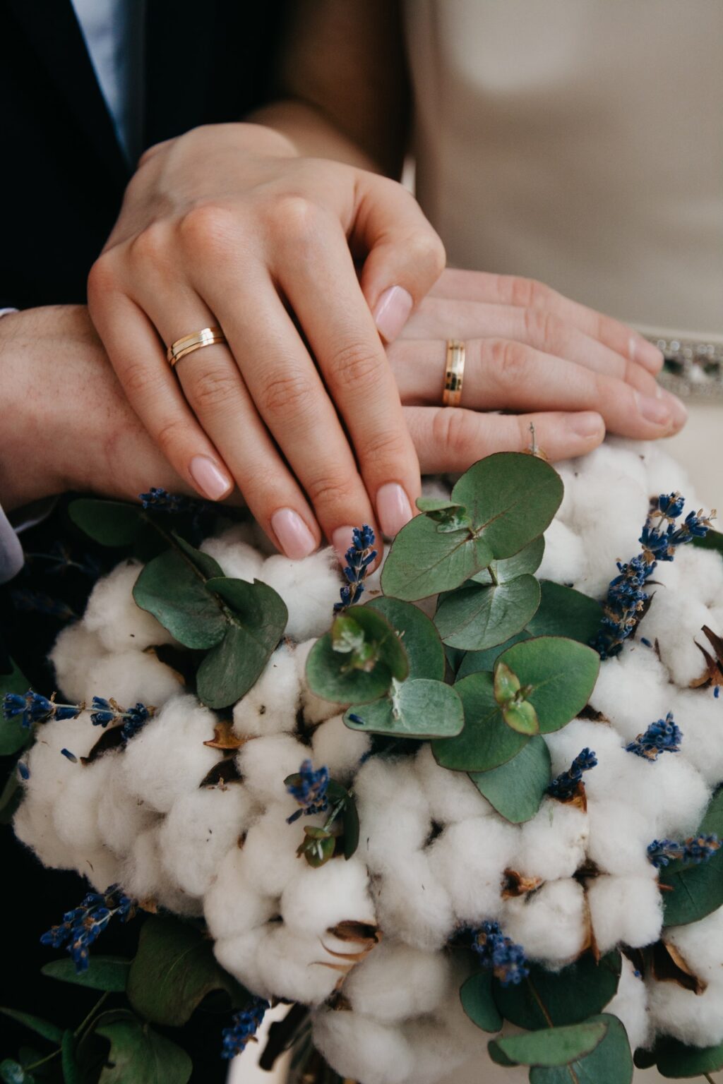 mooie trouwringen en bruidsbloemwerk gemaakt van watten en droogbloemen