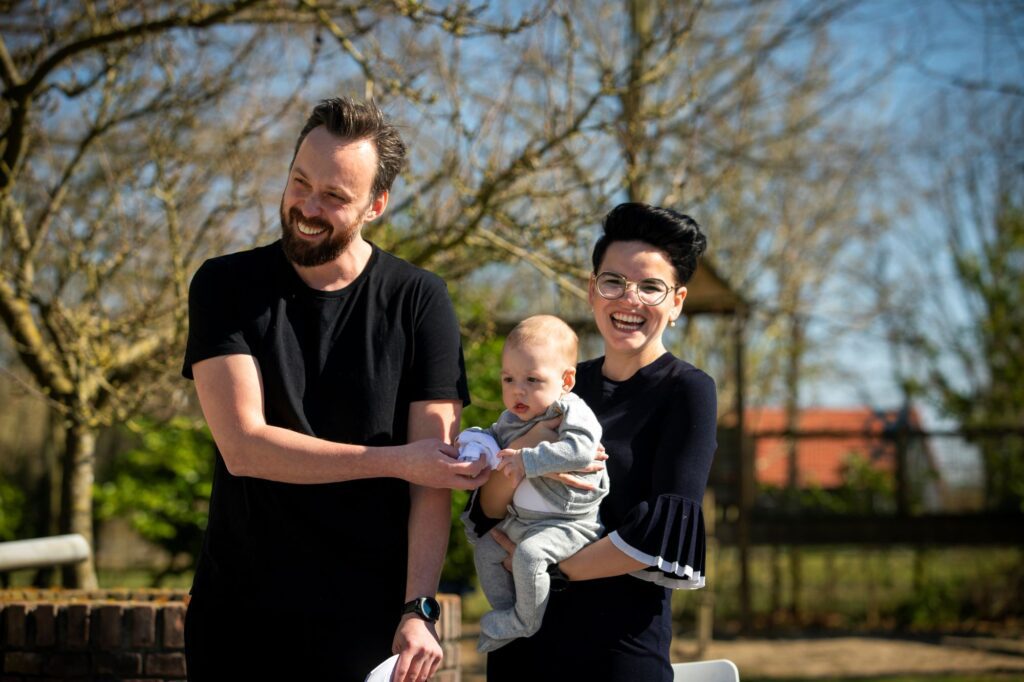 baby doopkleding meisje met ouders tijdens een doopfeest zonder religie een vreugdevolle gelegenheid