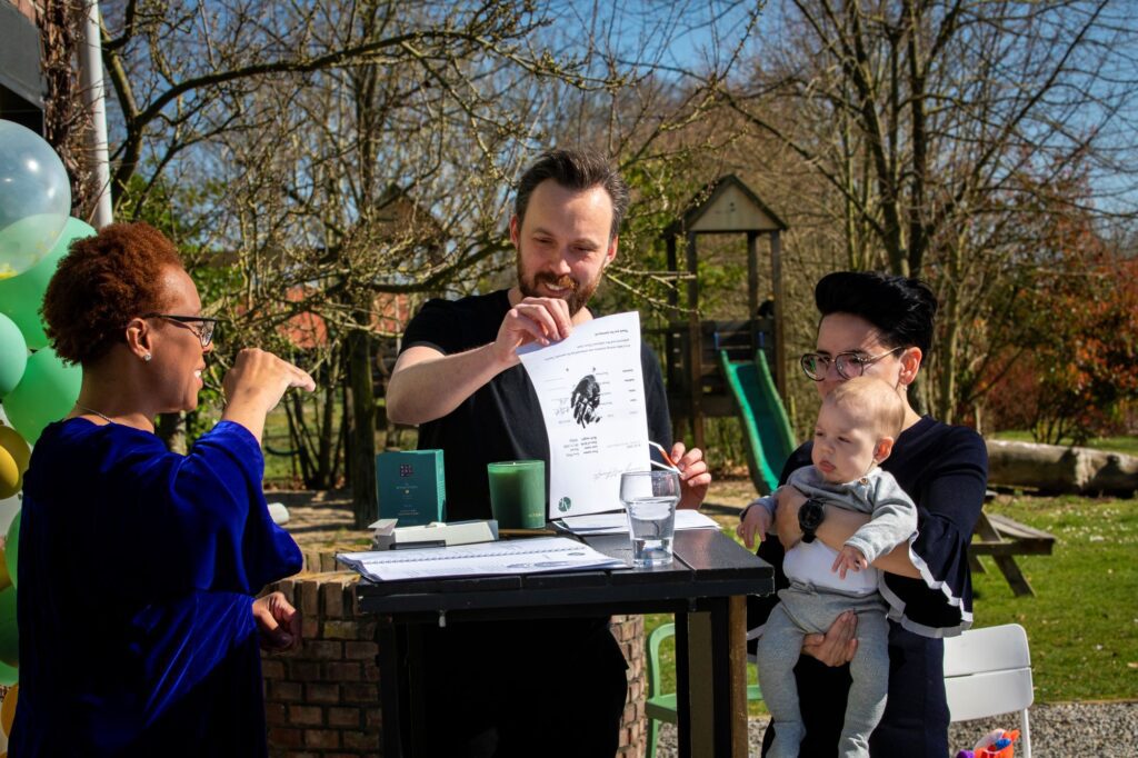 geboorteceremonie trotse ouders met jongetje