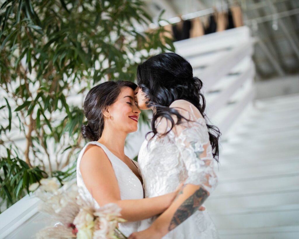 huwelijksgeloften uitspreken lesbische bruidspaar 