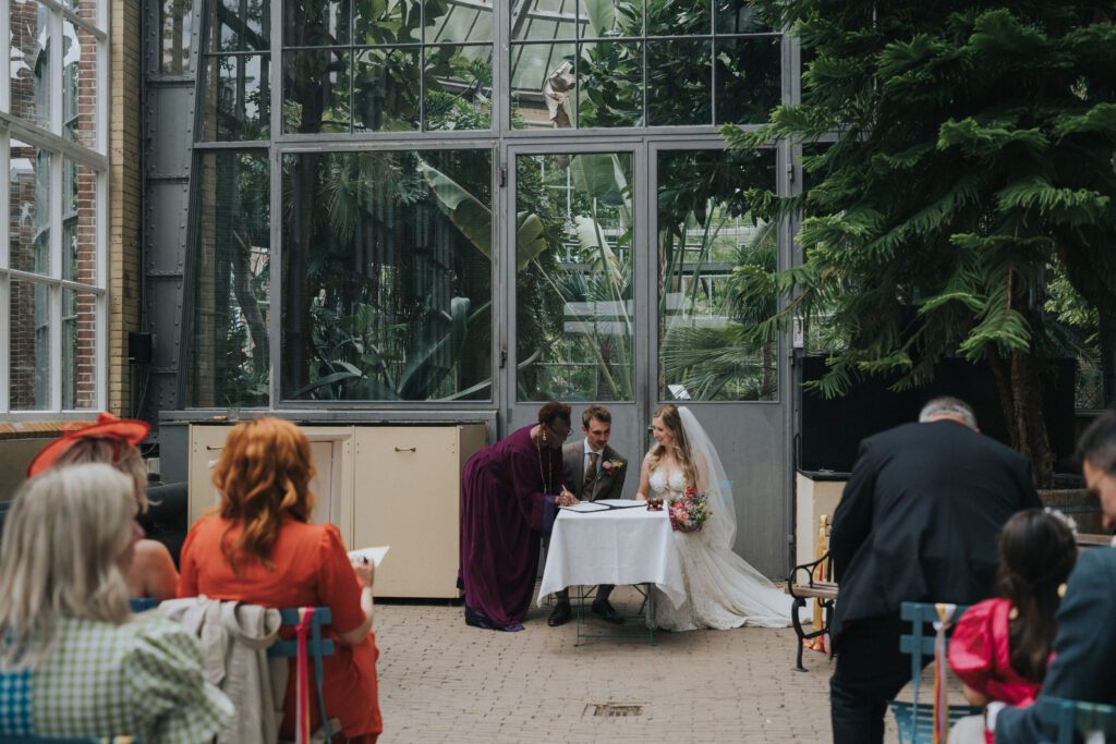 sprookjesachtig huwelijk trouwen in een orangerie - Hortus Botanicus Amsterdam tekentafel