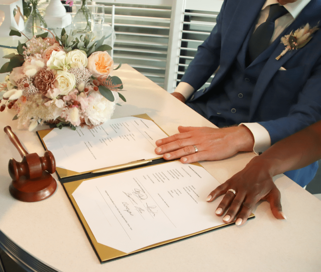 Persoonlijke trouwbelofte schrijven Wil je je trouwbelofte vernieuwen? Wil je je persoonlijke trouwbelofte schrijven en huwelijksgeloften uitspreken? 