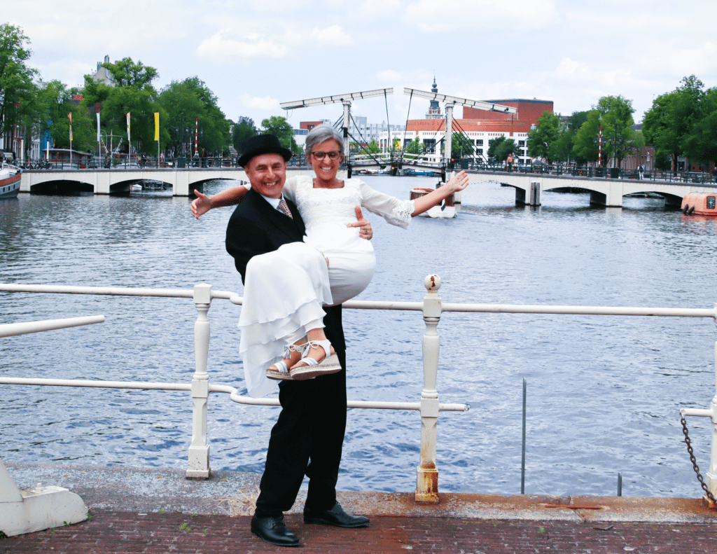 Tweede huwelijk in het geheim van bruidspaar waarbij de bruid in de lucht wordt getild door haar bruidegom.