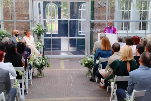 Committed couples ceremony with a man and woman getting married in Dignita Hoftuin, Amsterdam.