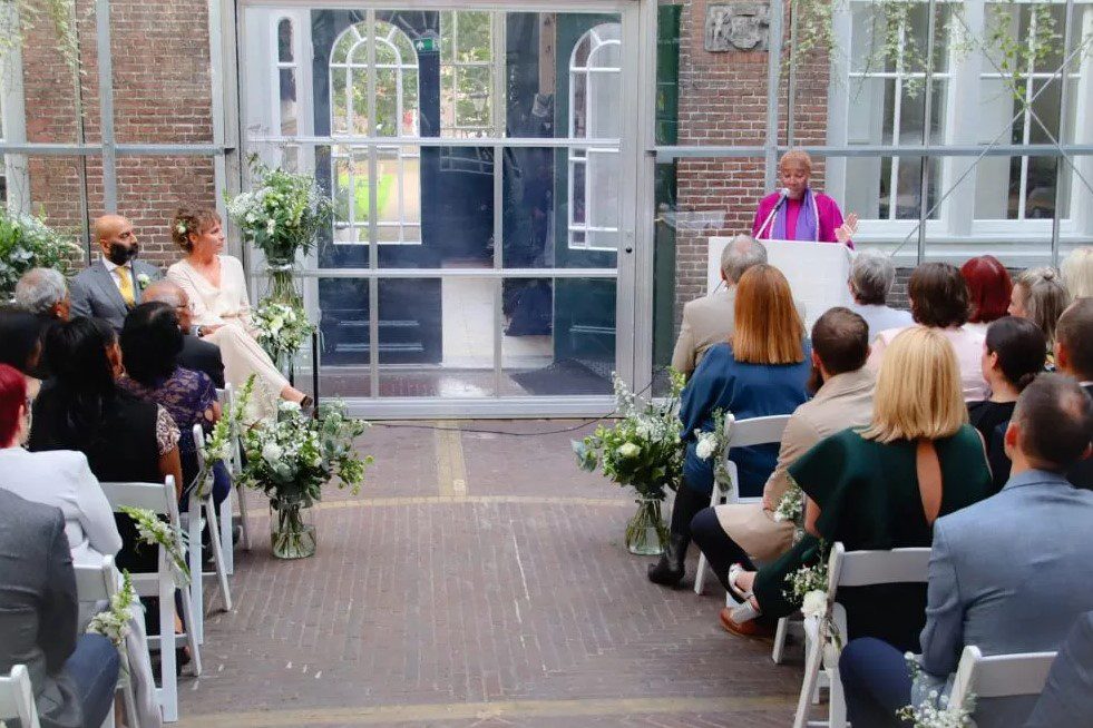 A ceremonial wedding with a ceremony speaker where a man and woman marry in Dignita Hoftuin, Amsterdam.