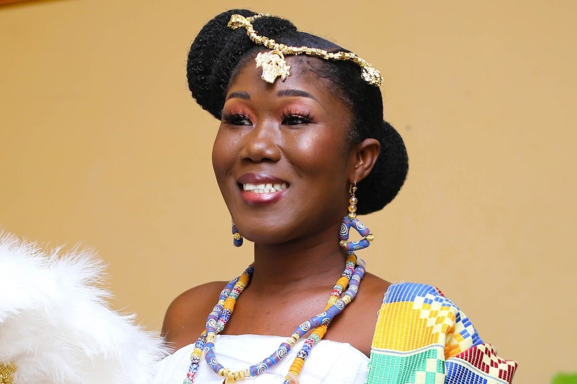 woman dressed in colourful african bridal dress and au naturale accessories. pexels-motioncoloursphotography-lawrence-okyere-kwapong-afro-hair