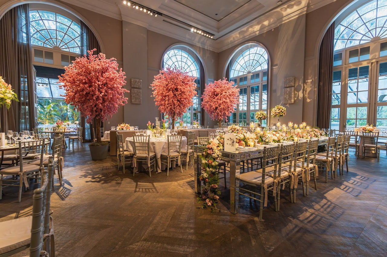  beautifully-decorated-tables-in-a-luxury-restaurant-hall