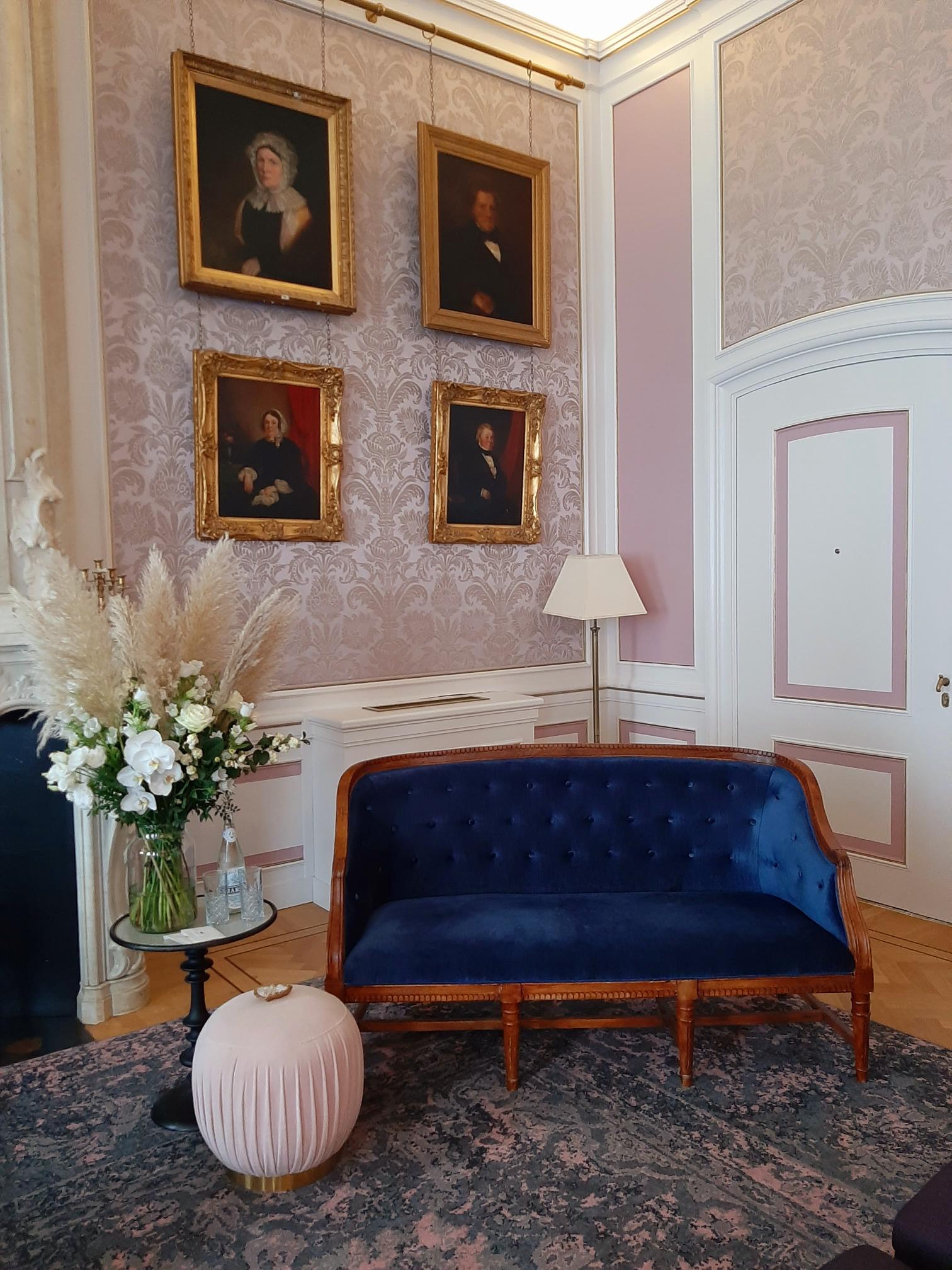 Een donkerblauwe veloursbank voor een romantisch stel op een historische en romantische plek om stiekem te trouwen in Amsterdam.