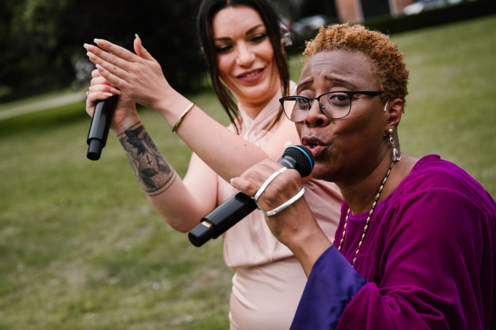 Black marriage officiant singing with voice of Holland singer Jill Helena at Landgoed Huis de Voorst.