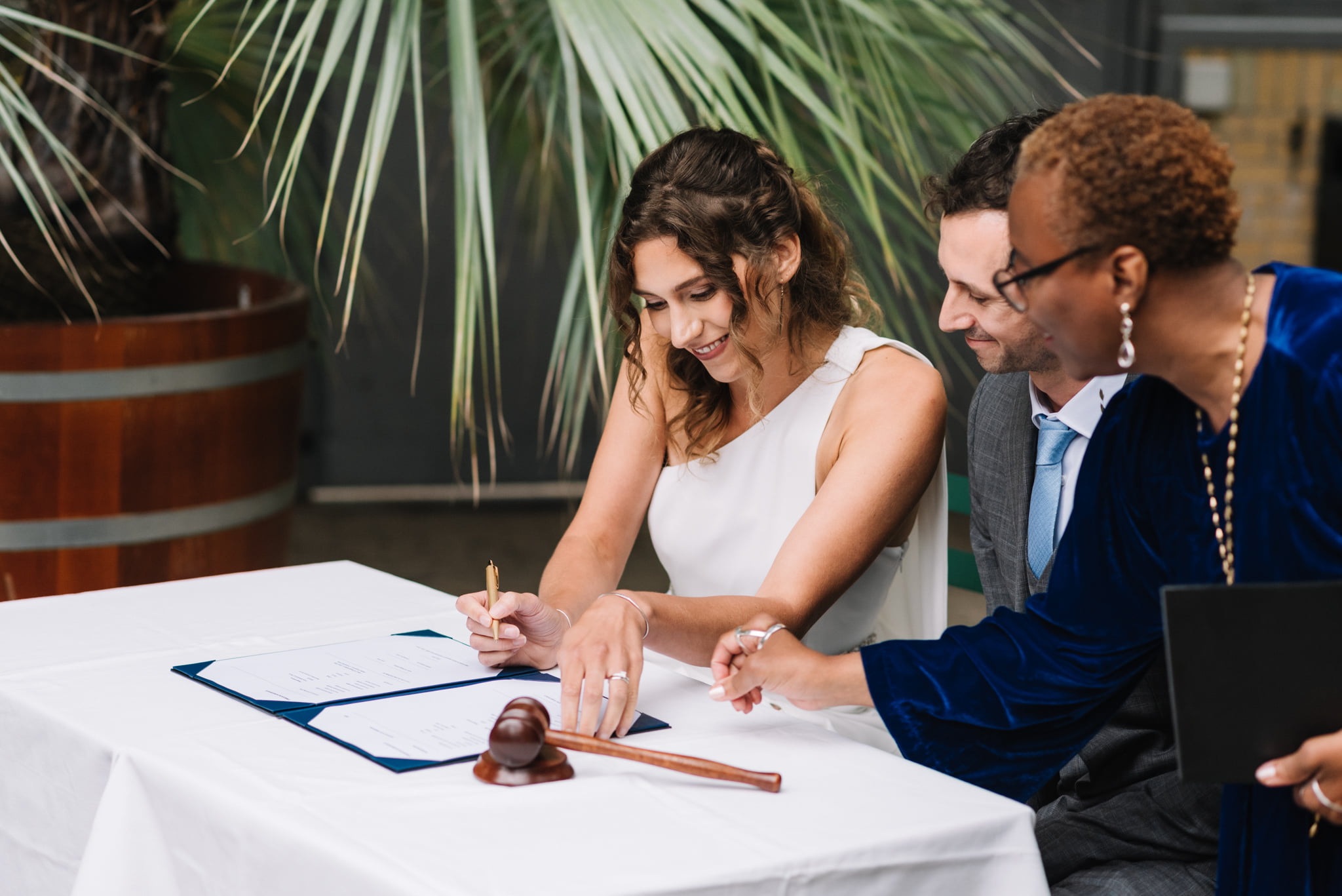 Ceremonieel Trouwen met de bruid en bruidegom, die als eerste hun handtekening op een ceremoniële huwelijksakte zetten. Vervolgens tekenen de getuigen en tenslotte ondertekent de Ceremoniële BABS trouwambtenaar de akte bij hortus botanicus amsterdam.