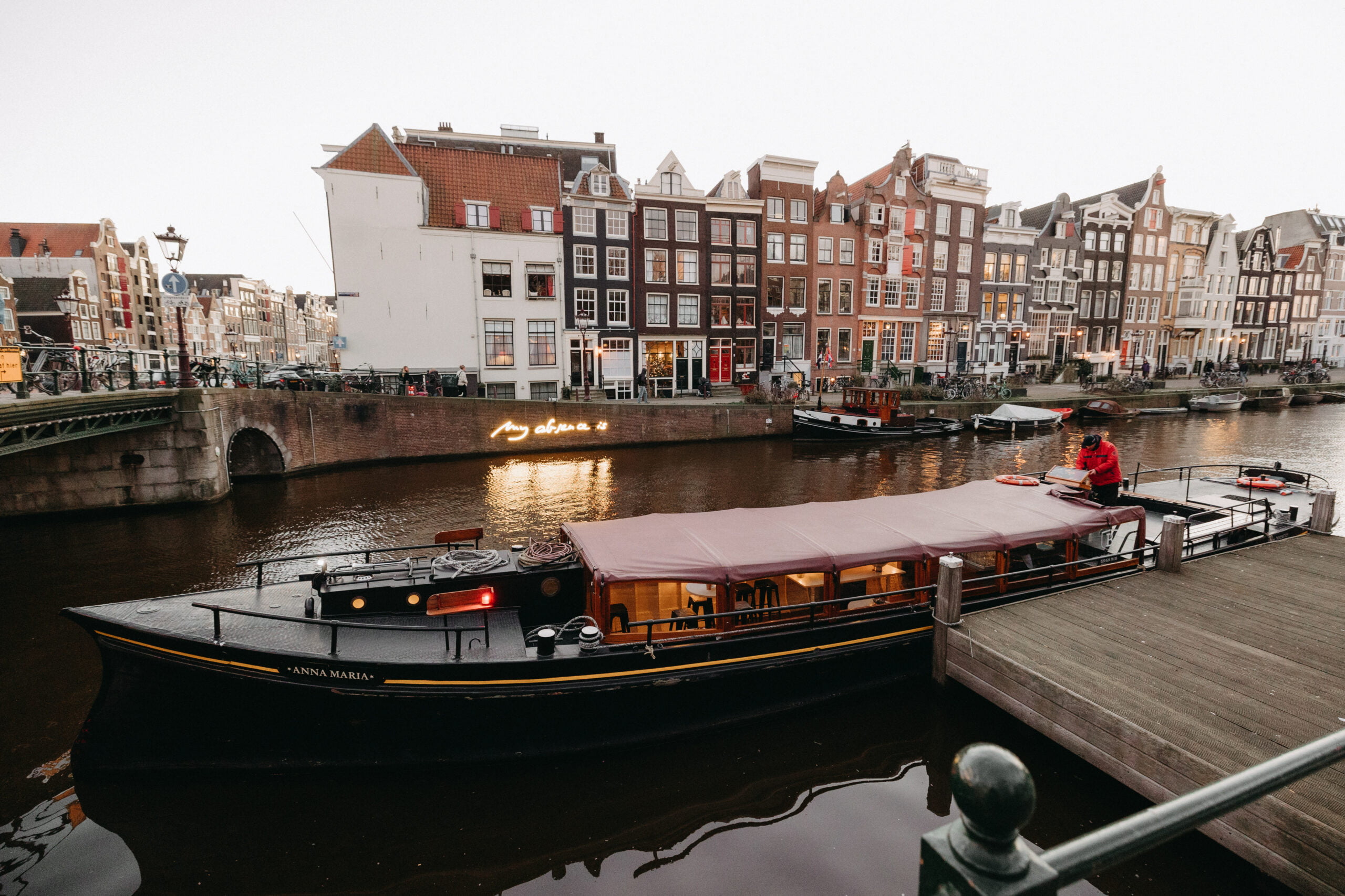  Anna Maria Boat Amsterdam on the Brouwersgracht heated and equipped boat with a restroom for the bride and groom and their guests during an autumn or winter marriage celebration.