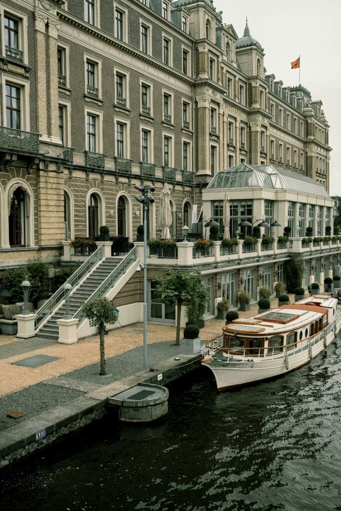 Weddingplanner organiseert een luxe styling voor trouw/rondvaartboot op Libelle classic boat voor bruiloft in het Amstel Hotel Amsterdam.