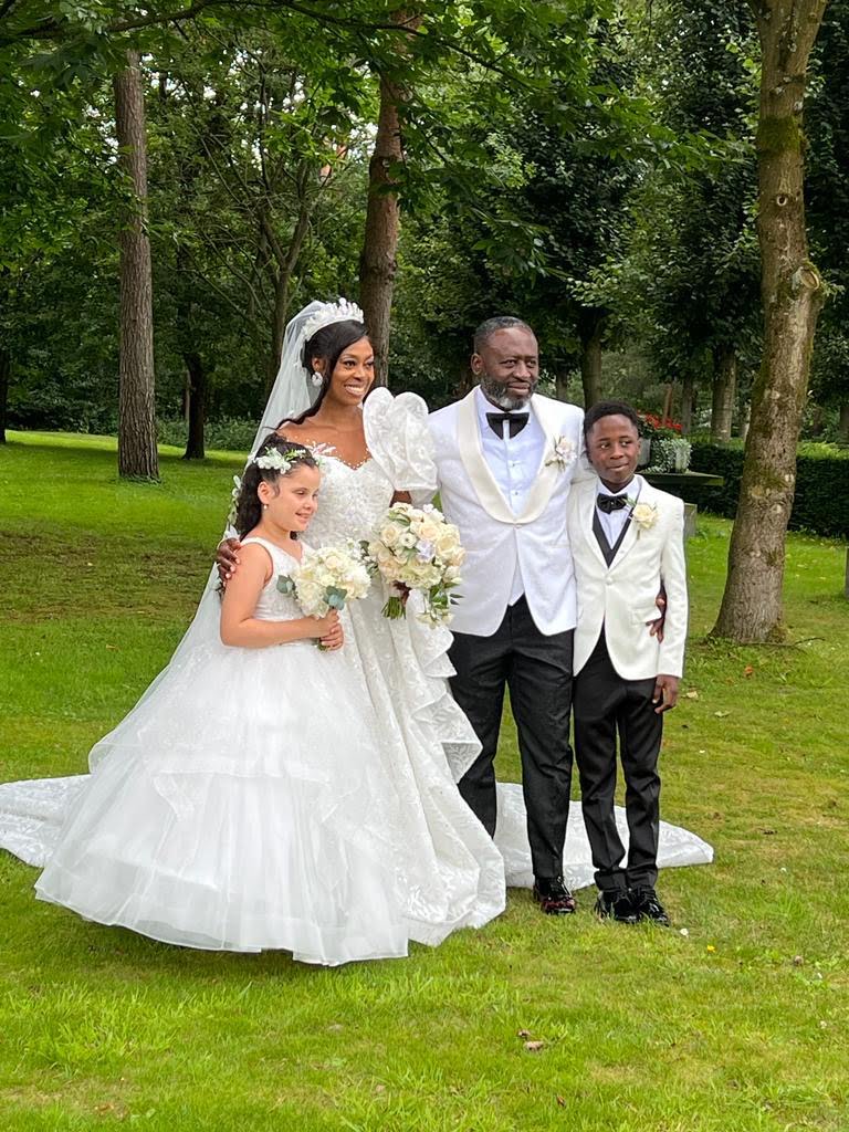 ceremoniële huwelijken - samenlevingscontractfeestje met een bruidspaar en hun kinderen van afrikaanse afkomst