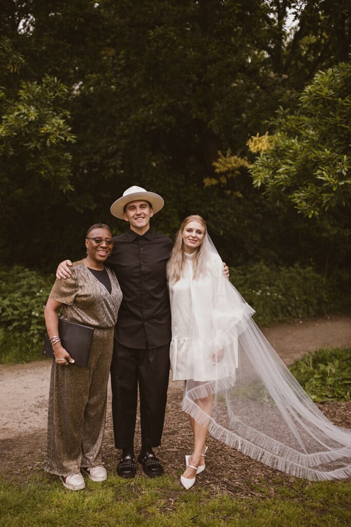 's Avonds trouwen in het bos. Ervaren trouwambtenaar met een Australische stel. 