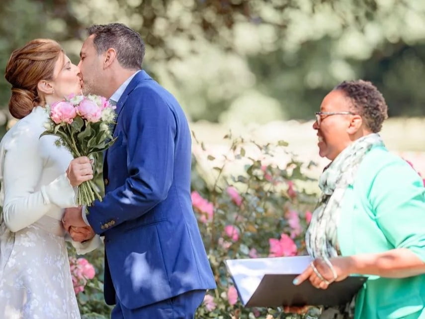 bilingual wedding officiant, zwarte trouwambtenaar in Amsterdam voor ceremonieel huwelijken