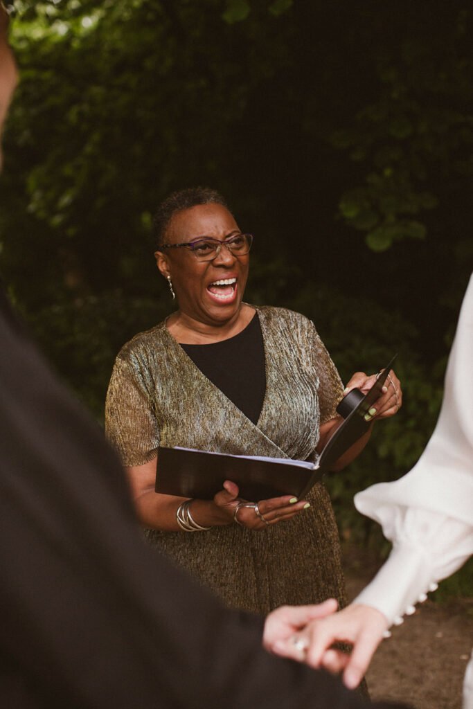 Trendy, industrial-chic bruiloft officiant die glimlacht