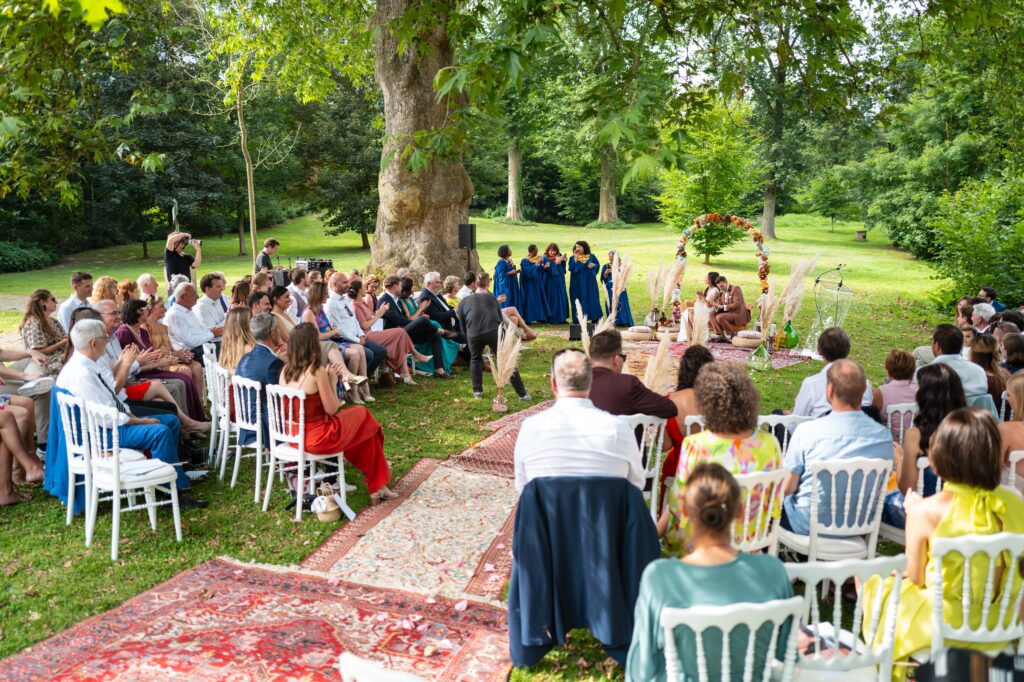  Het bruidspaar en gasten genieten van de swingende gospel- en soulnummers bij een bruiloft in Belgie