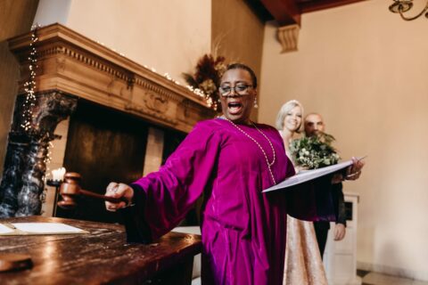 Kleurrijke trouwambtenaren die ceremonies in één of twee talen begeleiden.