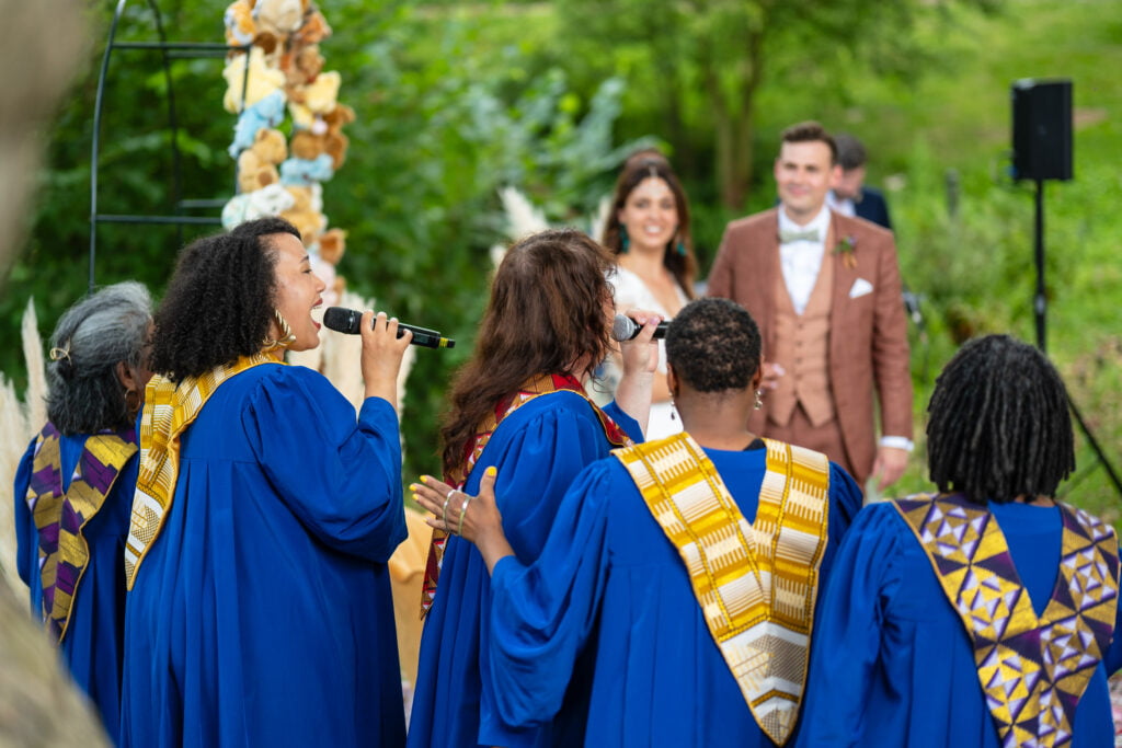Gospelzangeressen in blauwe toga's met een afrikaanse print zingen tijdens een bruiloft op Château L'Ardoisière te Chaussée de Tirlemont 87b in 1370 Jodoigne (België) 